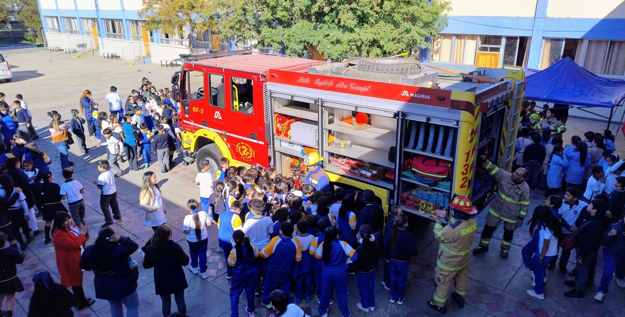 Comenzamos la Semana de la Historia con la Visita de Bomberos de Chile